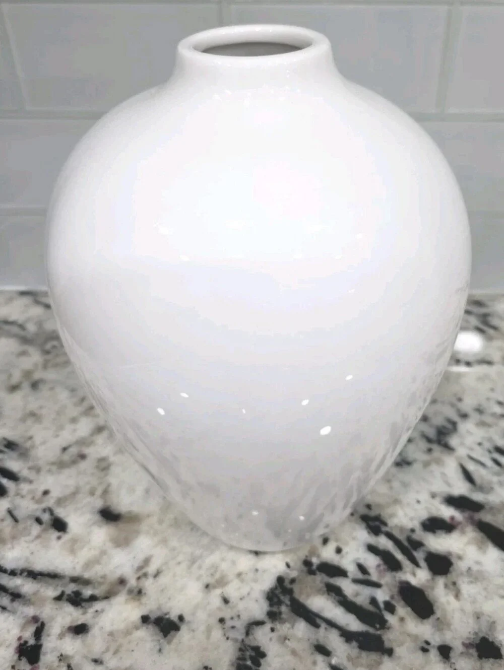 Glossy White Smooth Finish Ceramic Decorative Home Decor Floral Arrangement Vase